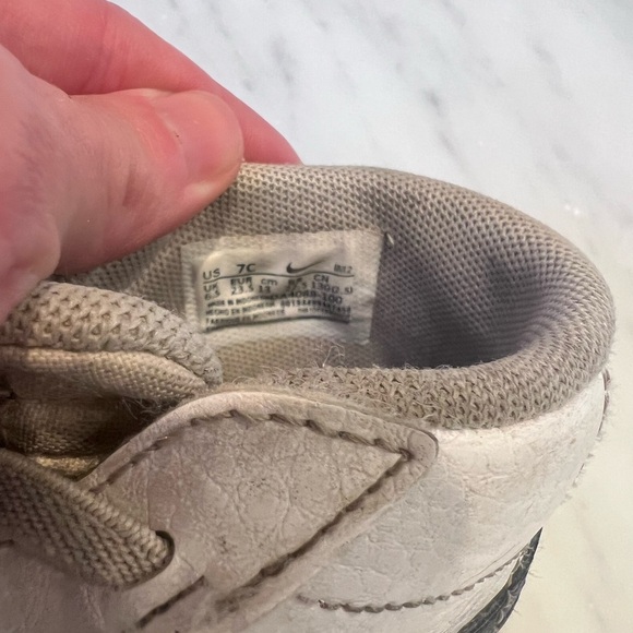 Nike toddler high top sneakers size 7. - Picture 5 of 5